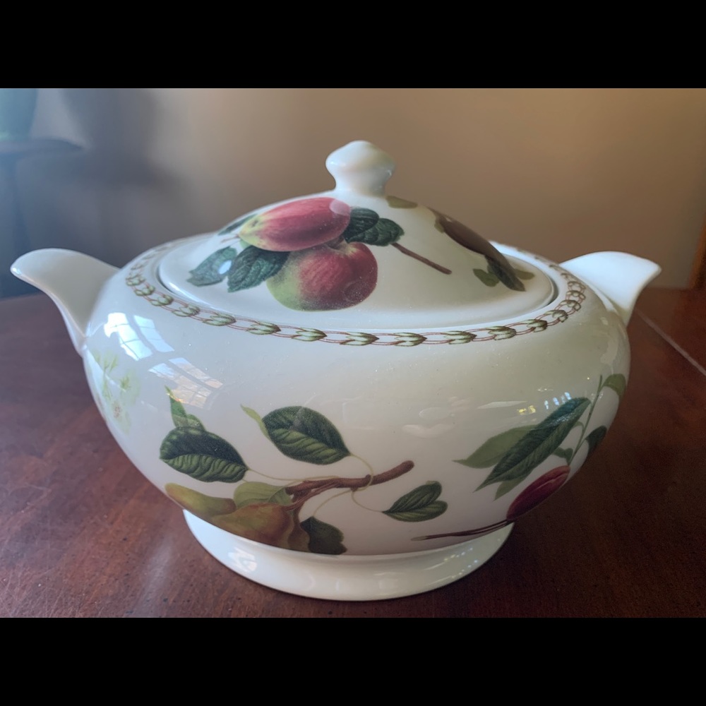 Queen’s fine china fruit design casserole dish. NWOT beautiful!❣️
